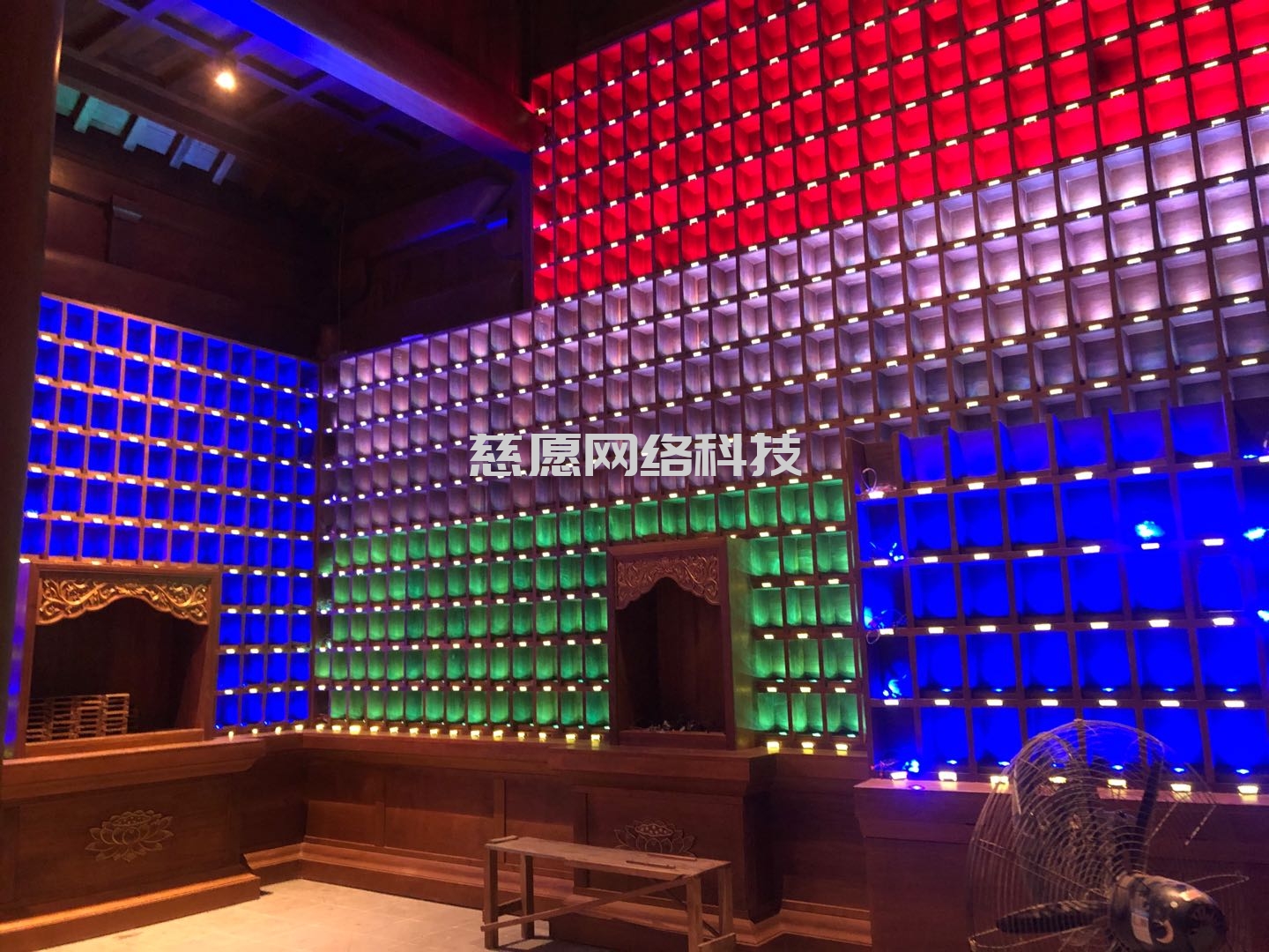 慈愿智能萬佛墻和光明燈為什么要設計成32種可變顏色燈板，3種顏色的公示姓名牌？